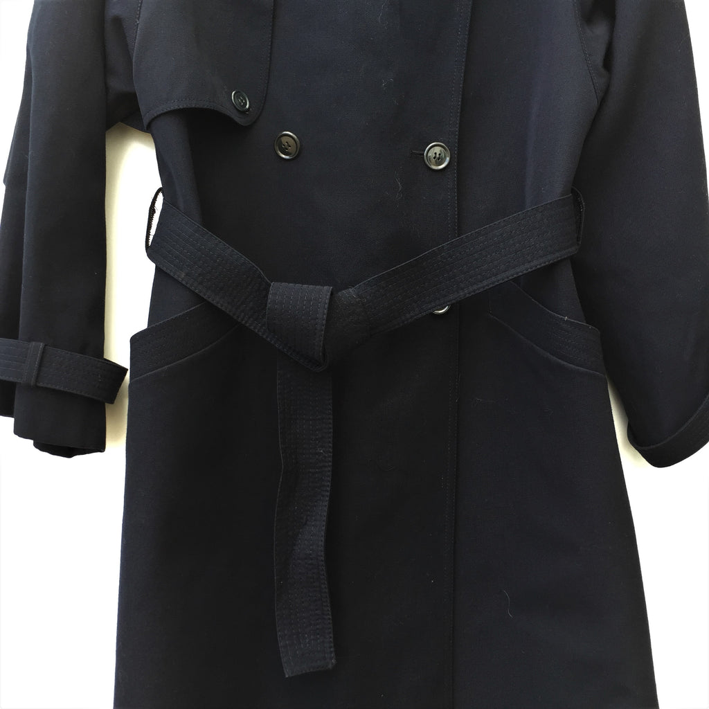 Acheter un manteau caban "2nd main" en Auvergne Rhône-Alpes. Manteau long croisée en tissu épais, double boutonnage, col tailleur, doté d'une doublure et des épaulettes, manches droites ceinturées, doubles poches plaquées et une ceinture à la taille, revers en haut à droite prolongé dans le dos. Marque: Idem Taille:44 Composition: 45% laine 55%polyester Doublure: 100% viscose. (doublure décousu aisselle droite)