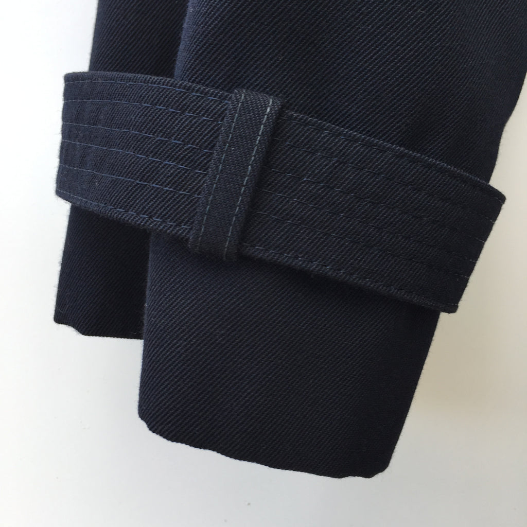 Acheter un manteau caban "2nd main" en Auvergne Rhône-Alpes. Manteau long croisée en tissu épais, double boutonnage, col tailleur, doté d'une doublure et des épaulettes, manches droites ceinturées, doubles poches plaquées et une ceinture à la taille, revers en haut à droite prolongé dans le dos. Marque: Idem Taille:44 Composition: 45% laine 55%polyester Doublure: 100% viscose. (doublure décousu aisselle droite)