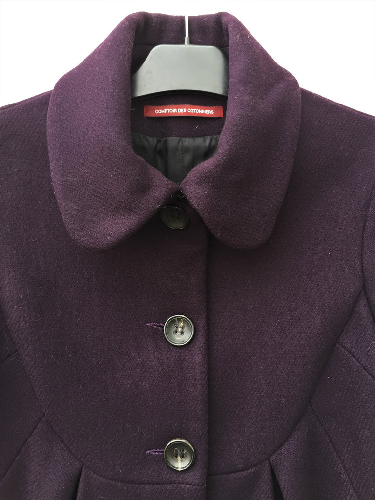 Acheter un manteau mi-long en Auvergne Rhône-Alpes. Manteau mi long violet aubergine avec une boutonnière courte de 3 gros boutons visible et 3 boutons cachés , il est évasé sur le bas et possède une doublure. Marque: Le comptoir des cotonniers Taille: 38 Composition: 80% laine 20% polyamide
