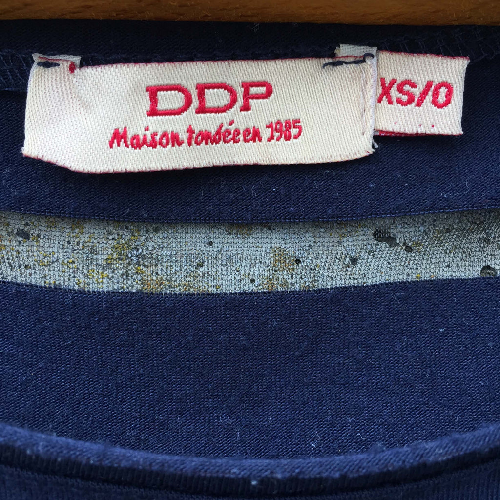 Tee-shirt original bleu marine avec rayures transparentes, marque DDP.