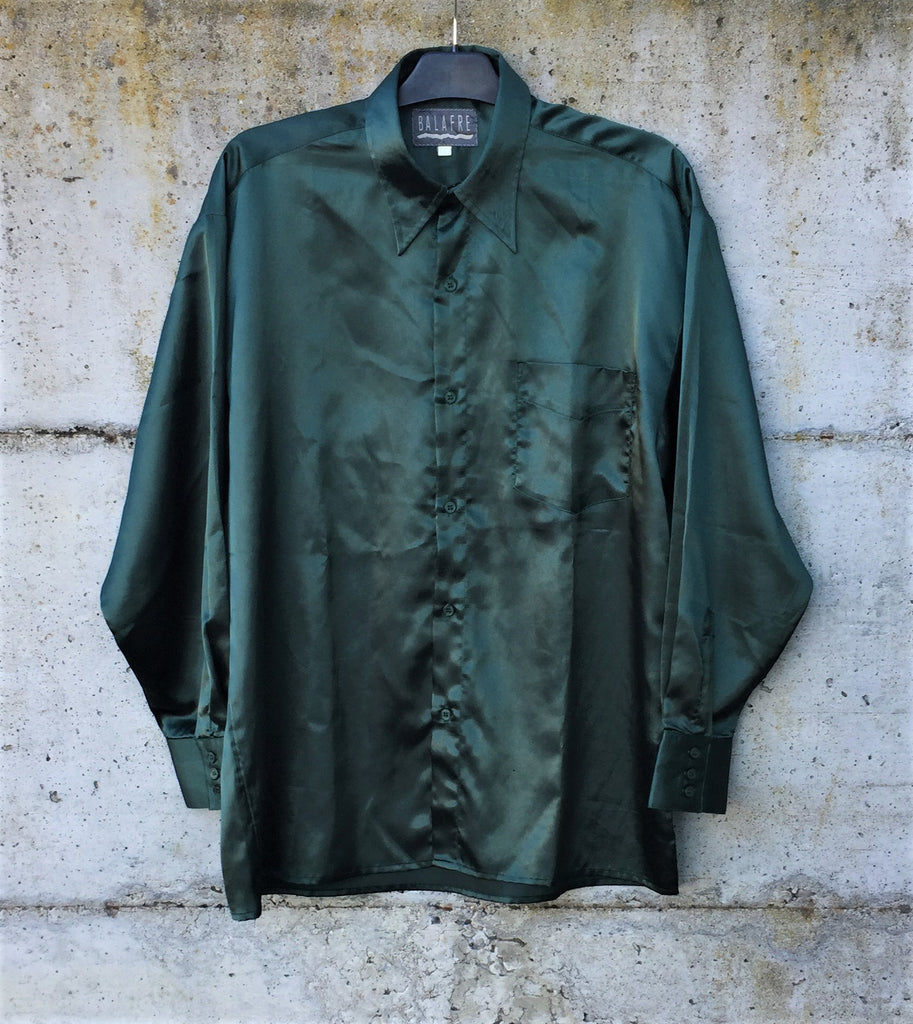 Acheter une chemise satinée "vintage" en Auvergne Rhône-Alpes. Chemise verte sapin satinée, fermeture avec des bouton de la même couleur, une poche plaqué et bouton de manchette. Marque: Balafre Taille: 44 Composition:100% polyester.