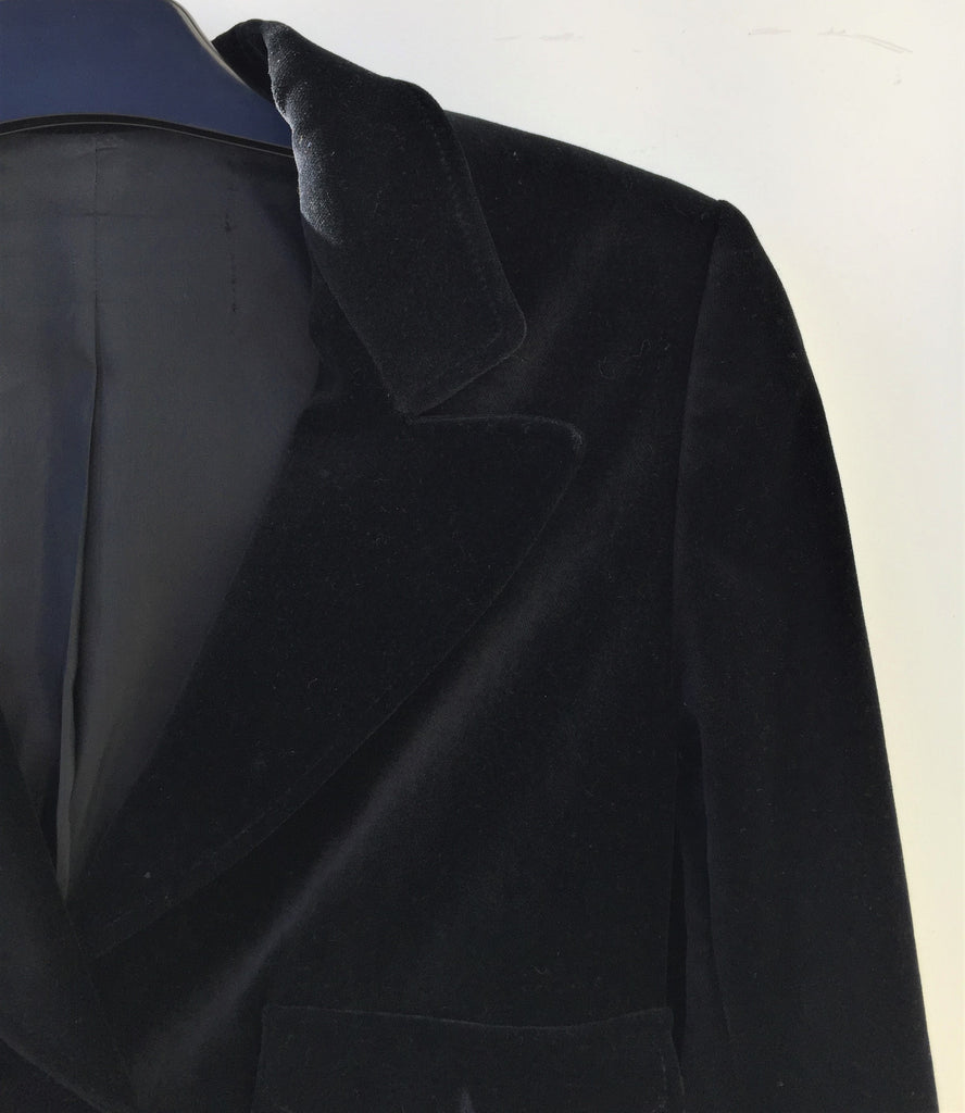 Acheter veste Velours "vintage" en Auvergne Rhône-Alpes. Veste en velours ras noir, col à revers en pointe, 2 poches plaquées a rabat boutonnées, fermeture à boutons avec une ceinture non réglable dans le dos. Sans marque Taille: 38 Composition: 80% coton 19%modal 1% elasthane Doublure: 95% polyester, 5% elasthane. Made in Italy 