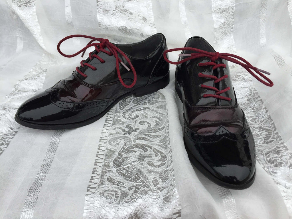 Acheter des chaussures vernis en Auvergne Rhône-Alpes. Chaussures noires et rouges foncés vernis, le bout est poinçonnée, et elles ont des lacets. Marque: MyB Taille: 36 composition: Vinyle présumé.