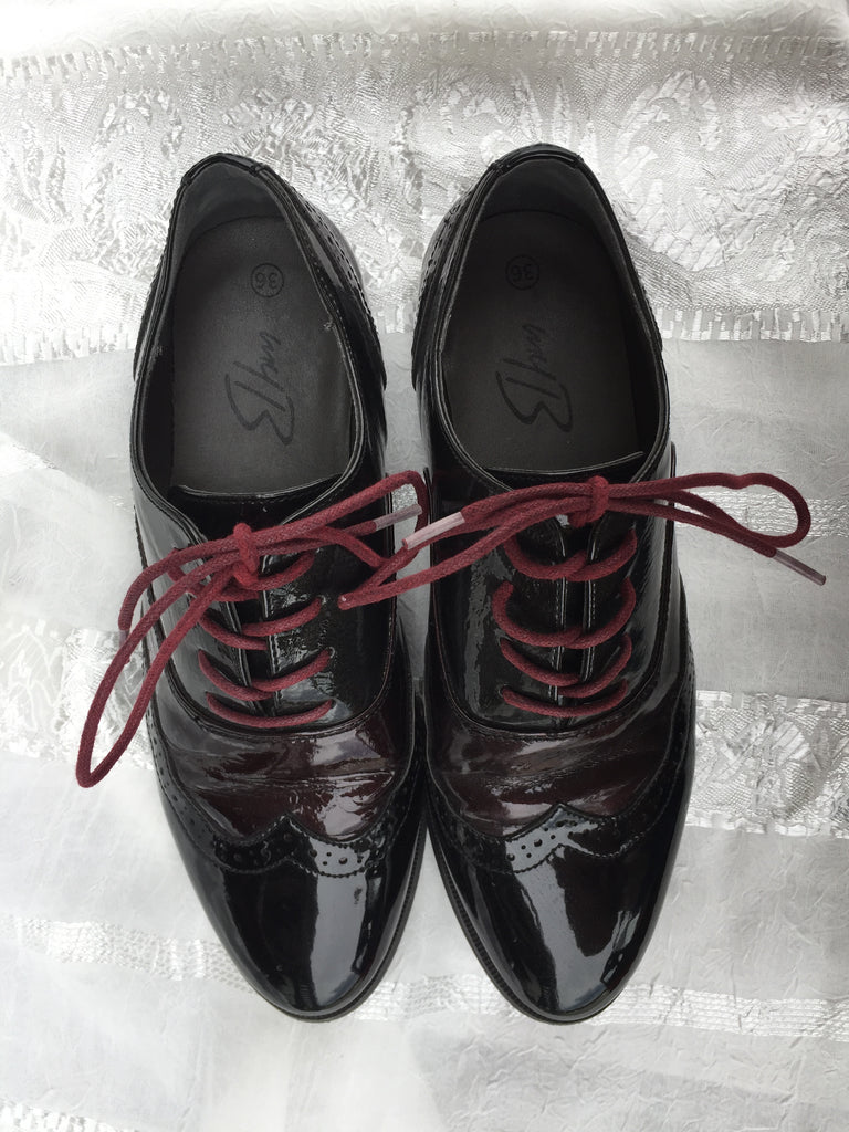 Acheter des chaussures vernis en Auvergne Rhône-Alpes. Chaussures noires et rouges foncés vernis, le bout est poinçonnée, et elles ont des lacets. Marque: MyB Taille: 36 composition: Vinyle présumé.