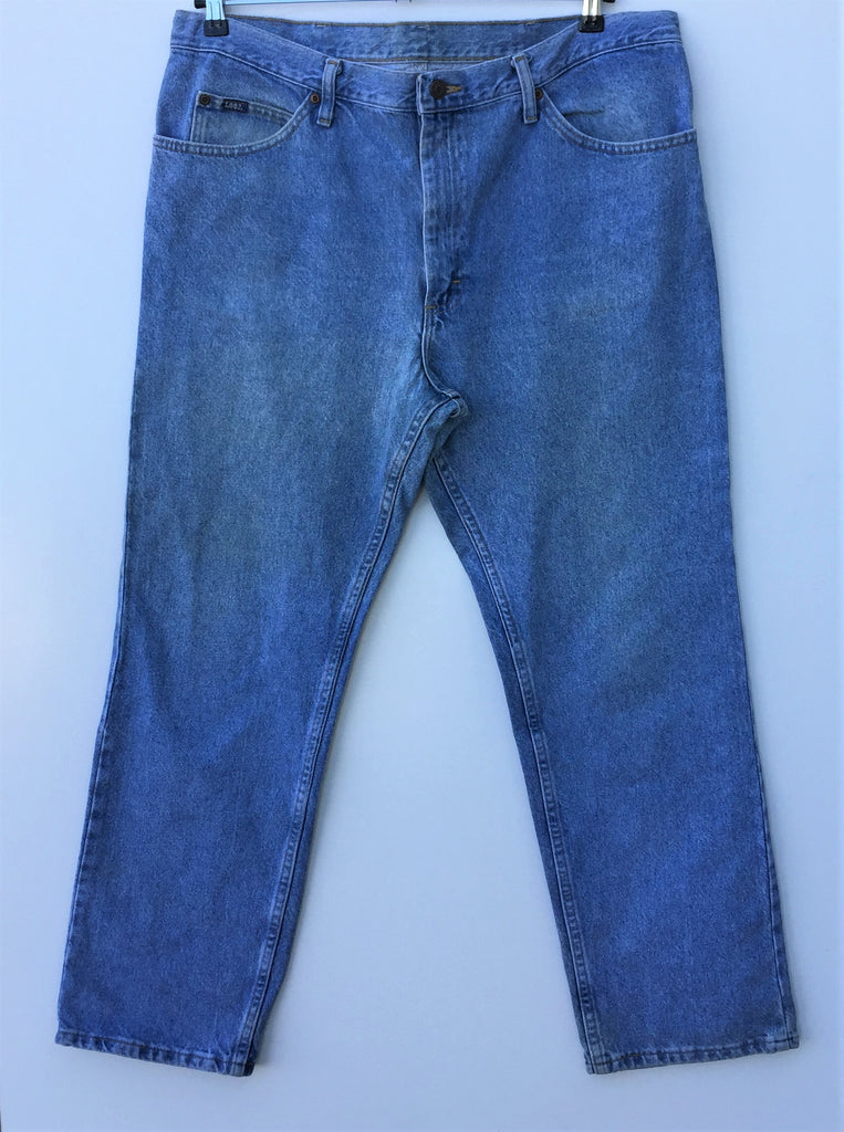 Acheter un Jean regular "2nde main" en Auvergne Rhône-Alpes. Jeans brut vintage, coupe droite regular, toile épaisse. Marque: LEE Taille:50 Composition: 100% coton.