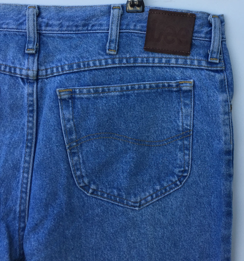 Acheter un Jean regular "2nde main" en Auvergne Rhône-Alpes. Jeans brut vintage, coupe droite regular, toile épaisse. Marque: LEE Taille:50 Composition: 100% coton.