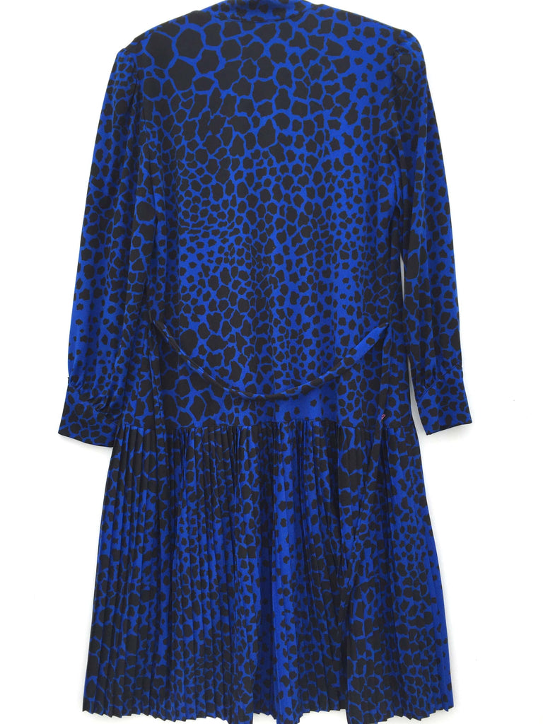 Robe bleue à motifs léopard, mi-longue, plissée. Manches longues.